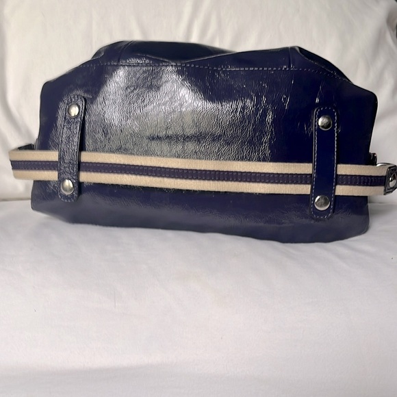 Coach Poppy patent leather handbag - Picture 4 of 6